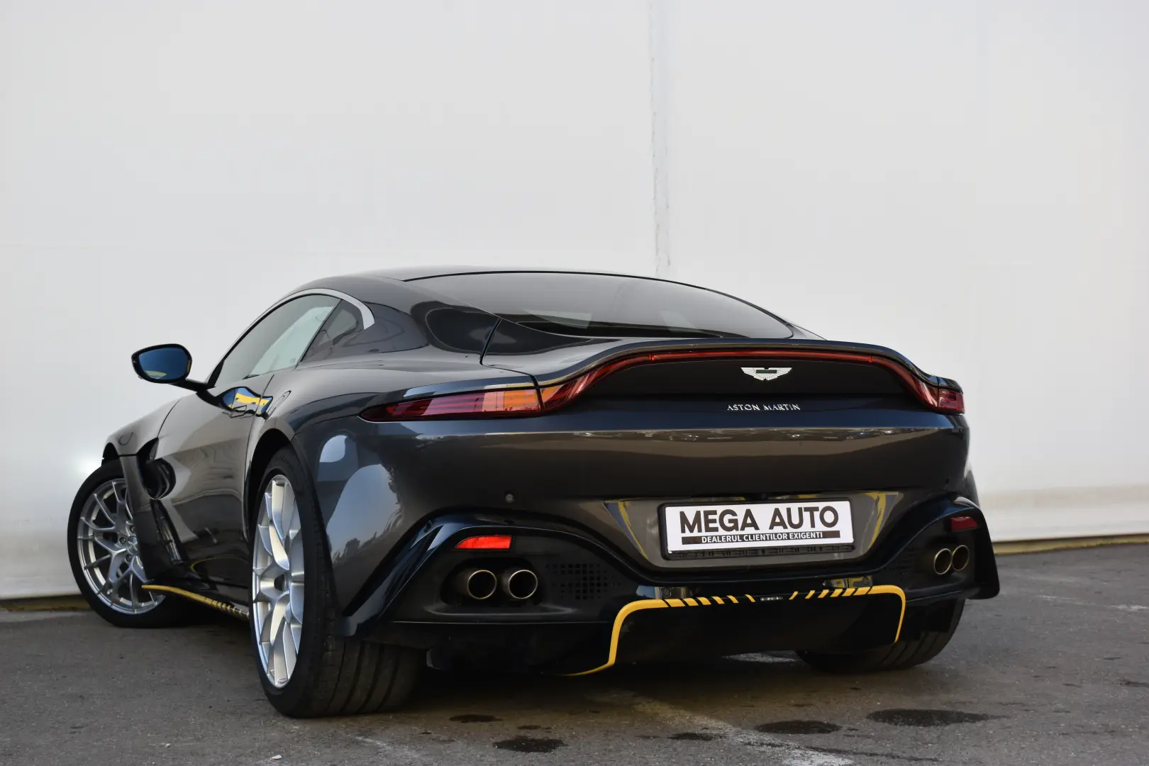ASTON MARTIN VANTAGE 007 EDITIE LIMITATA