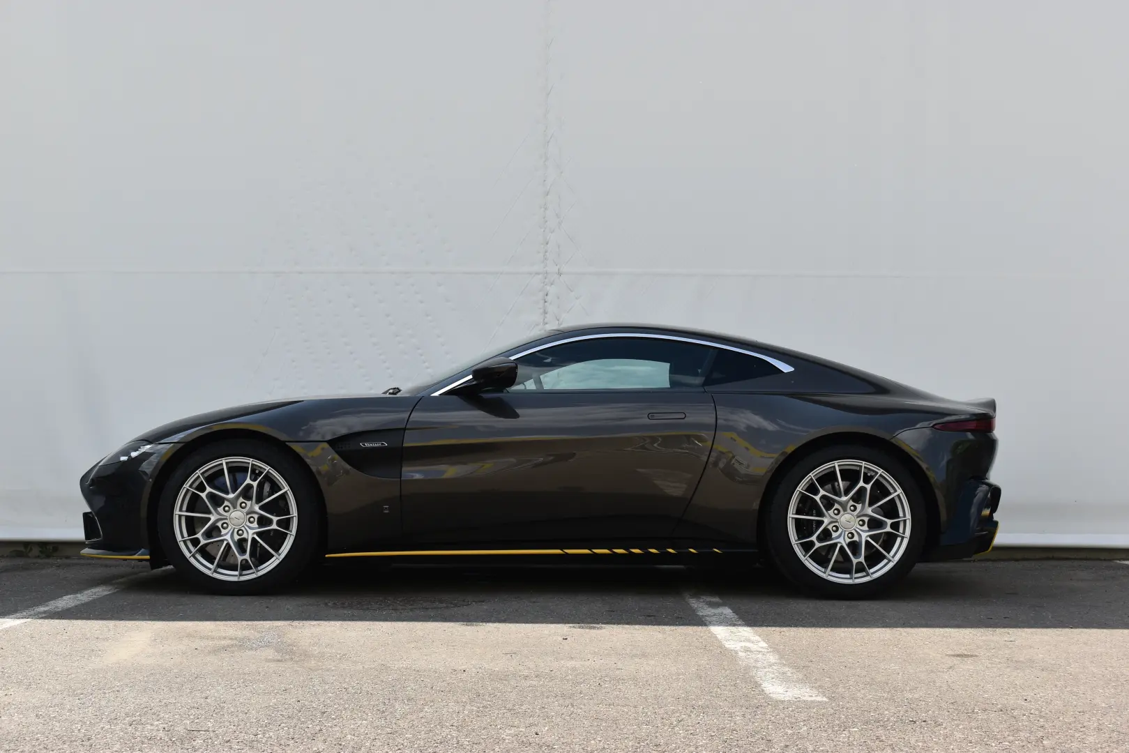 ASTON MARTIN VANTAGE 007 EDITIE LIMITATA