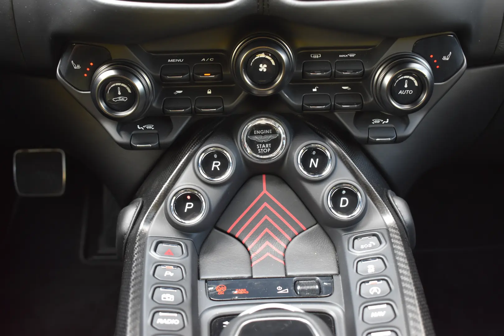 ASTON MARTIN VANTAGE 007 EDITIE LIMITATA