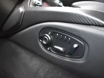 ASTON MARTIN VANTAGE 007 EDITIE LIMITATA