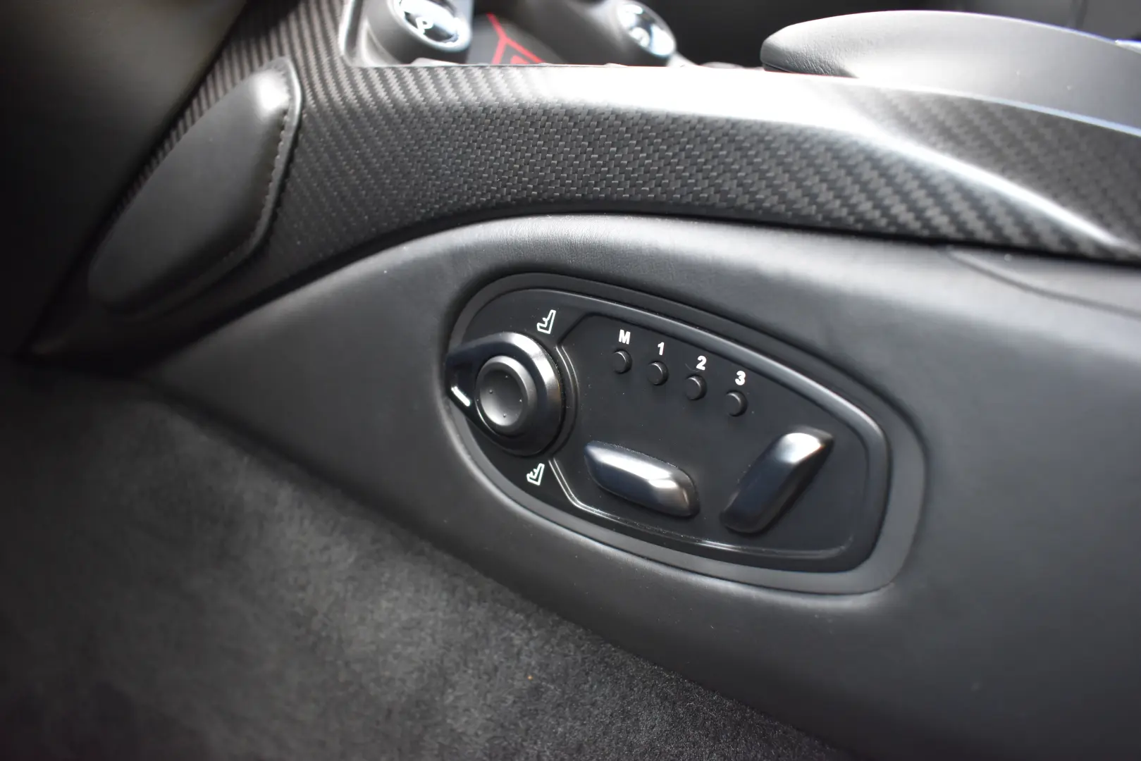 ASTON MARTIN VANTAGE 007 EDITIE LIMITATA
