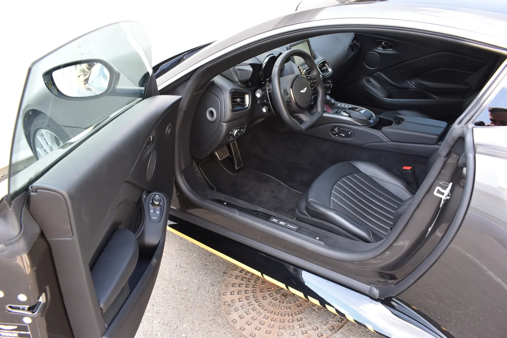 ASTON MARTIN VANTAGE 007 EDITIE LIMITATA