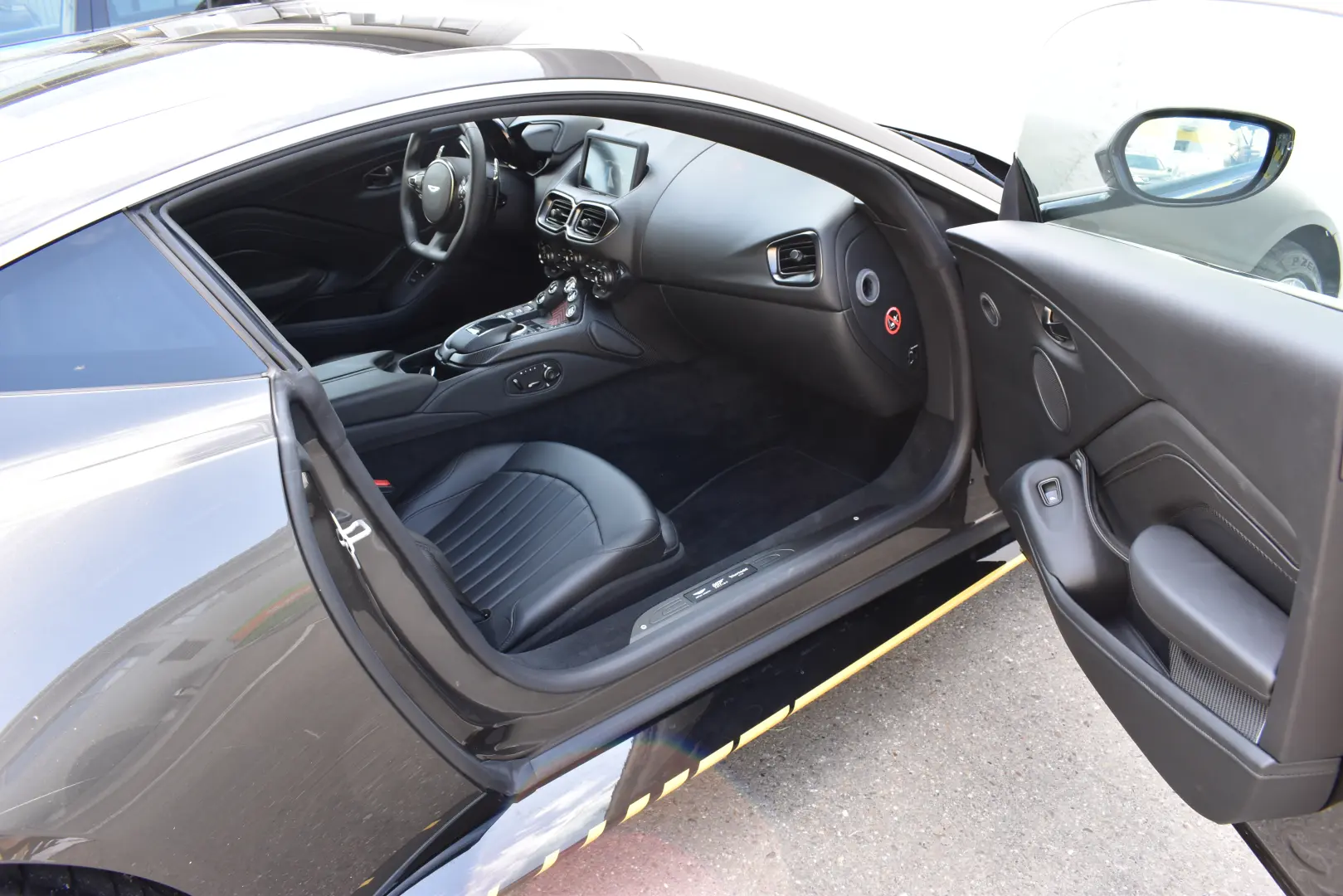 ASTON MARTIN VANTAGE 007 EDITIE LIMITATA