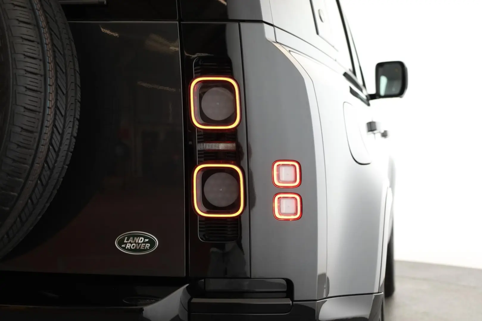 Land Rover Defender 110 P525 AWD Black Matrix Pano HUD