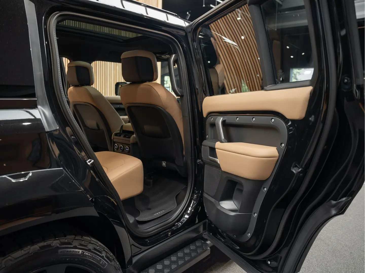 Land Rover Defender Urban Automotive WIDE TRACK P300e HSE D