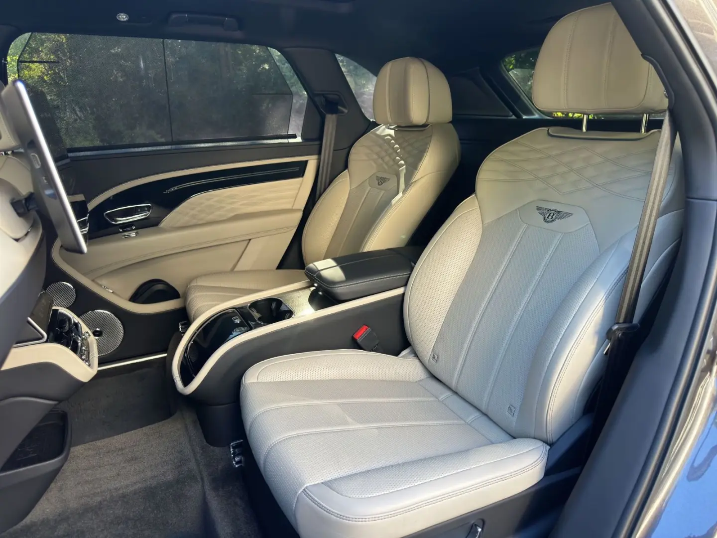 Bentayga 4.0V8  Bentayga EWB Azure First Edition
