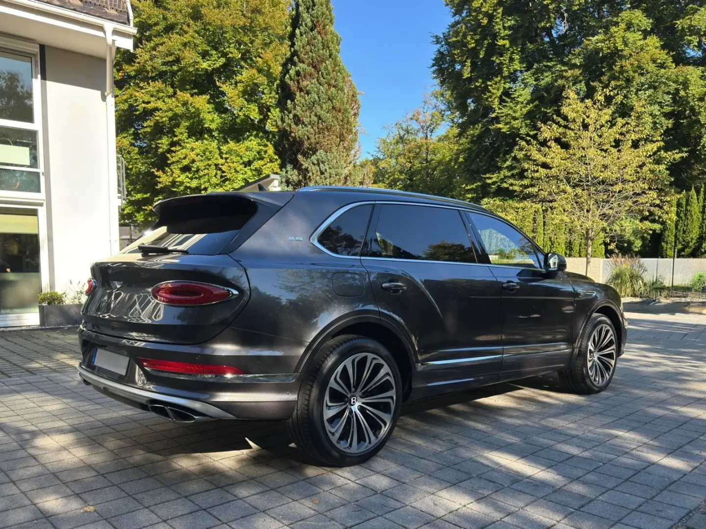Bentayga 4.0V8  Bentayga EWB Azure First Edition