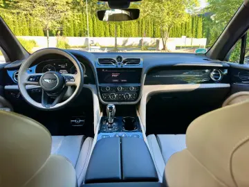 Bentayga 4.0V8  Bentayga EWB Azure First Edition