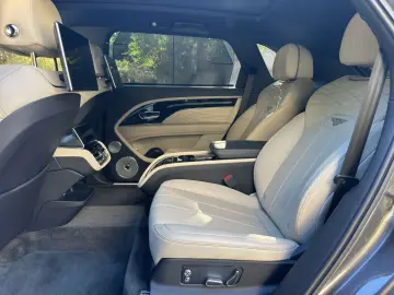 Bentayga 4.0V8  Bentayga EWB Azure First Edition