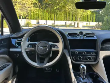 Bentayga 4.0V8  Bentayga EWB Azure First Edition
