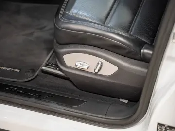 Macan T