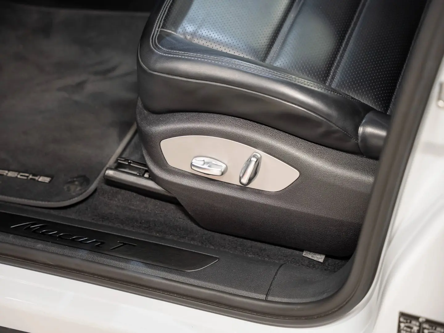 Macan T
