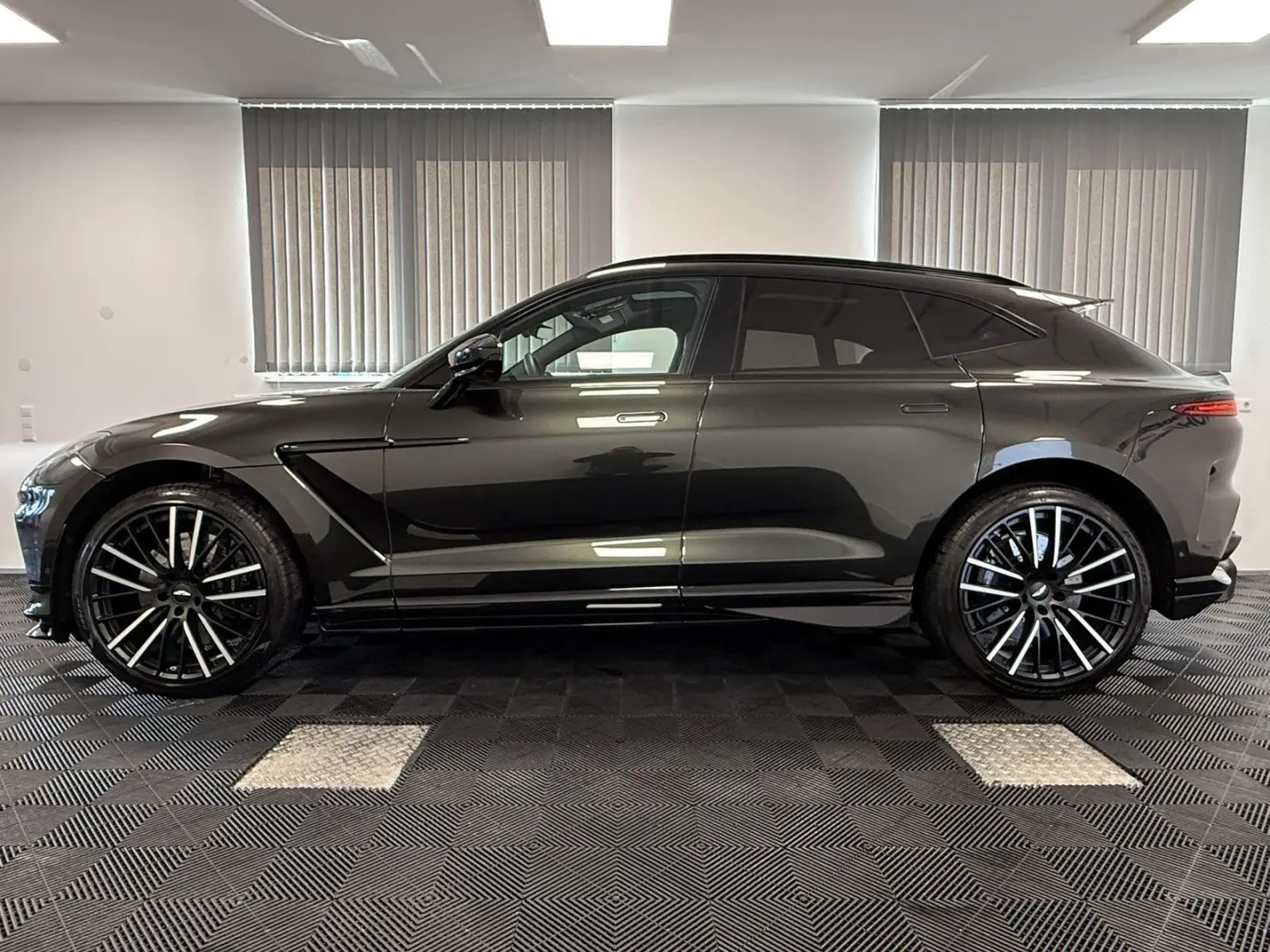 Aston Martin  DBX 707 / Minotaur Green