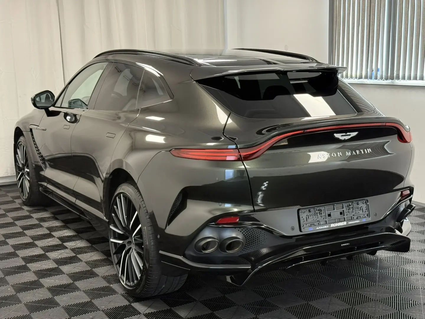 Aston Martin  DBX 707 / Minotaur Green