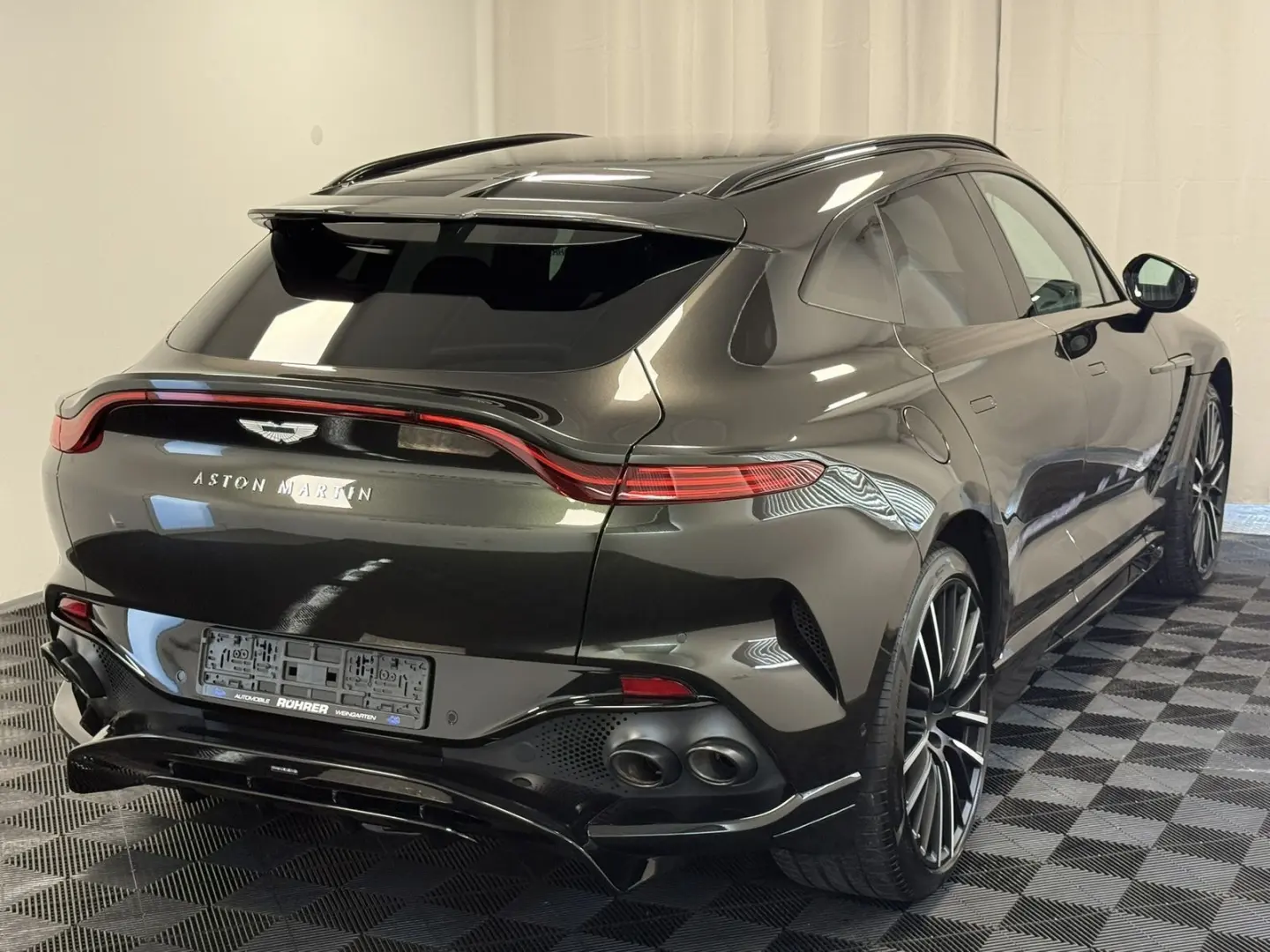Aston Martin  DBX 707 / Minotaur Green