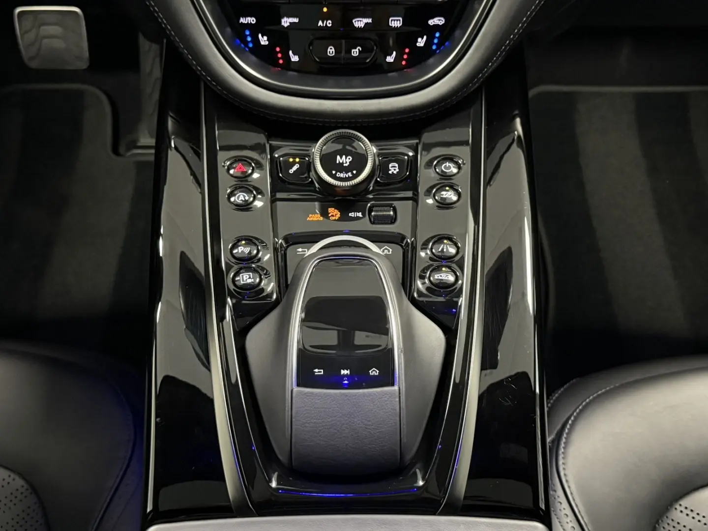 Aston Martin  DBX 707 / Minotaur Green