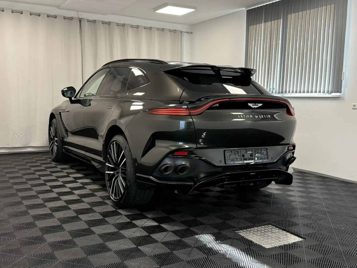 Aston Martin  DBX 707 / Minotaur Green