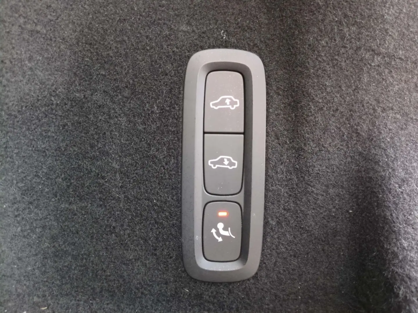 XC60 R Design Recharge Plug-In Hybrid AWD T8 Twi