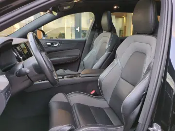 XC60 R Design Recharge Plug-In Hybrid AWD T8 Twi