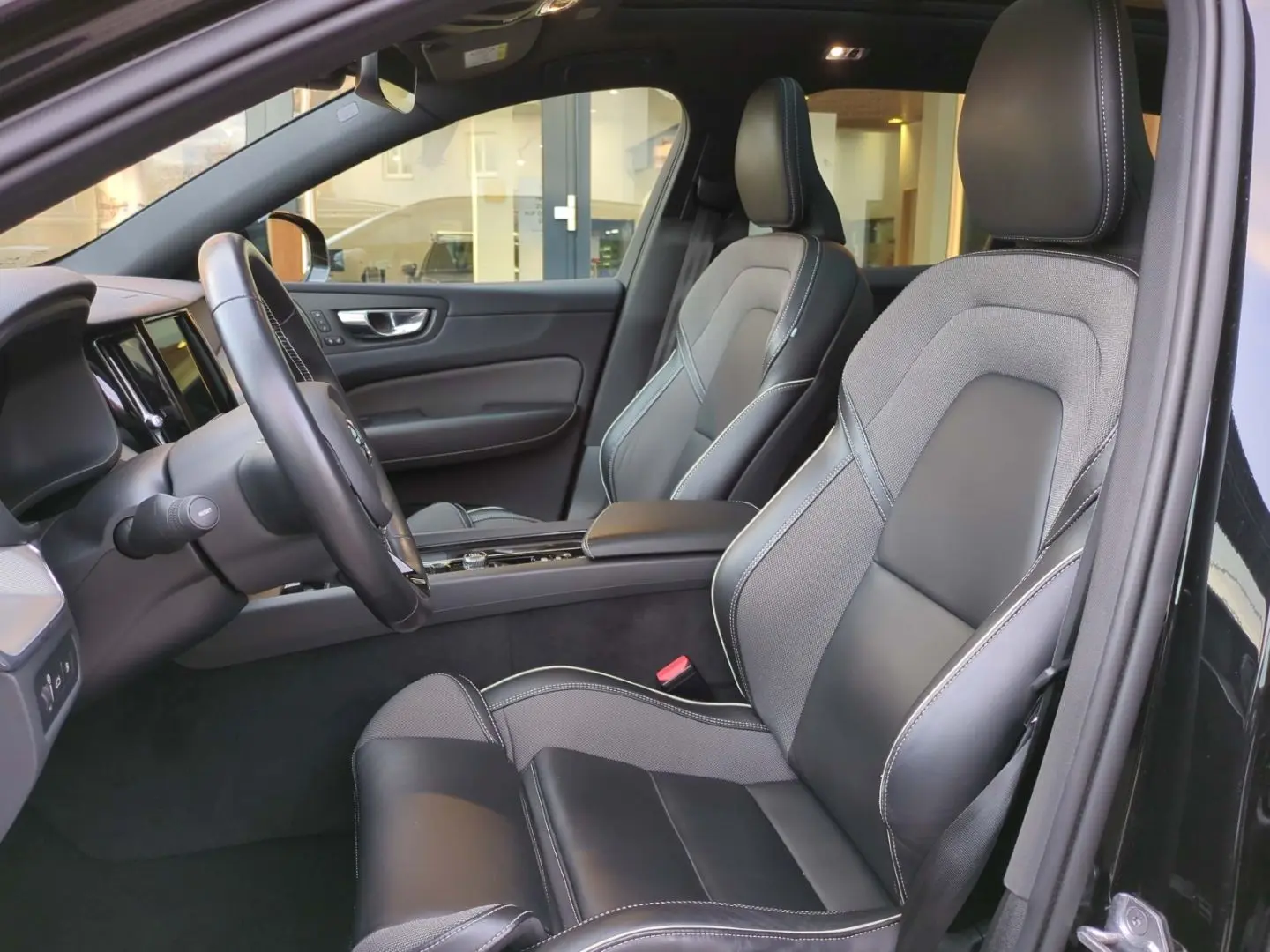 XC60 R Design Recharge Plug-In Hybrid AWD T8 Twi