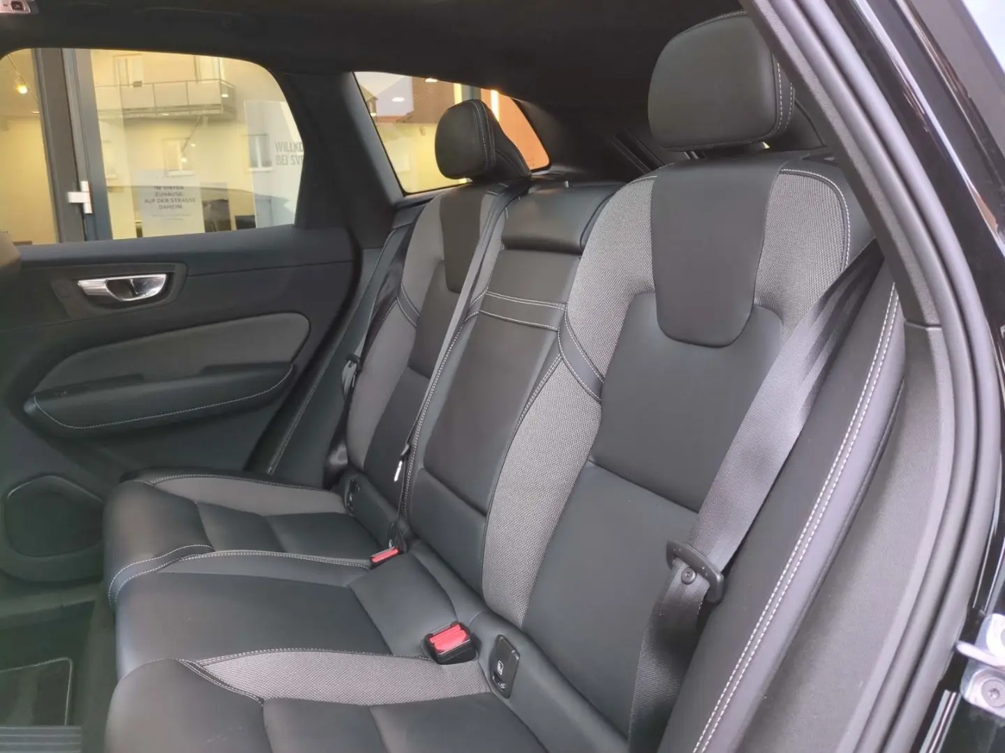 XC60 R Design Recharge Plug-In Hybrid AWD T8 Twi