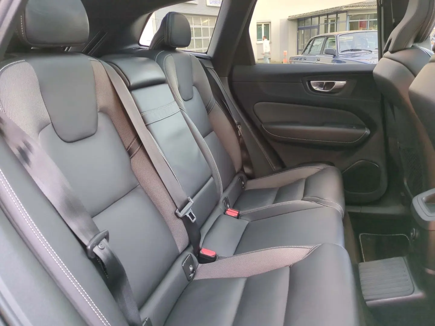 XC60 R Design Recharge Plug-In Hybrid AWD T8 Twi