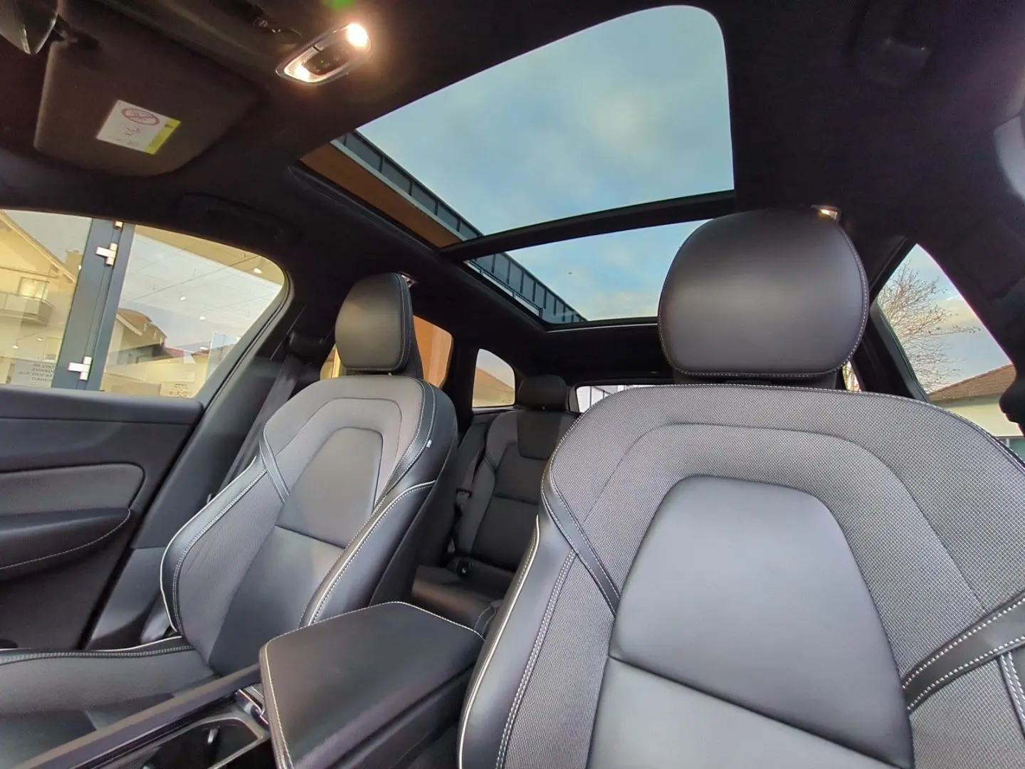 XC60 R Design Recharge Plug-In Hybrid AWD T8 Twi