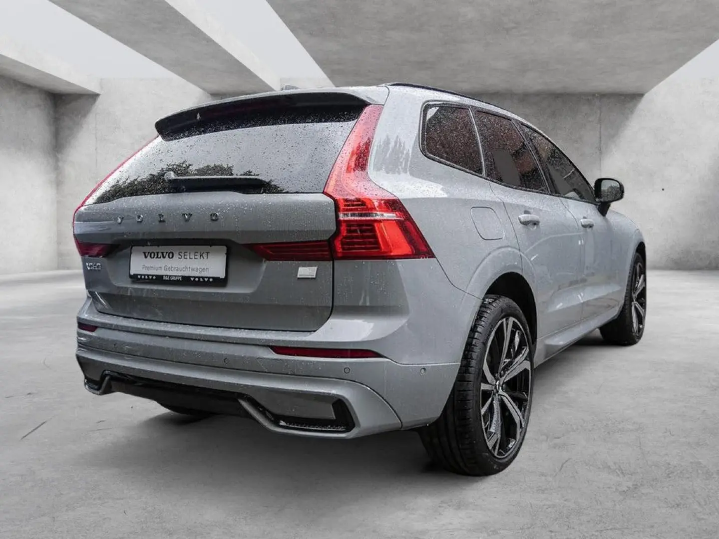 XC60 T8 Plus Dark Recharge Plug-In Hybrid AWD