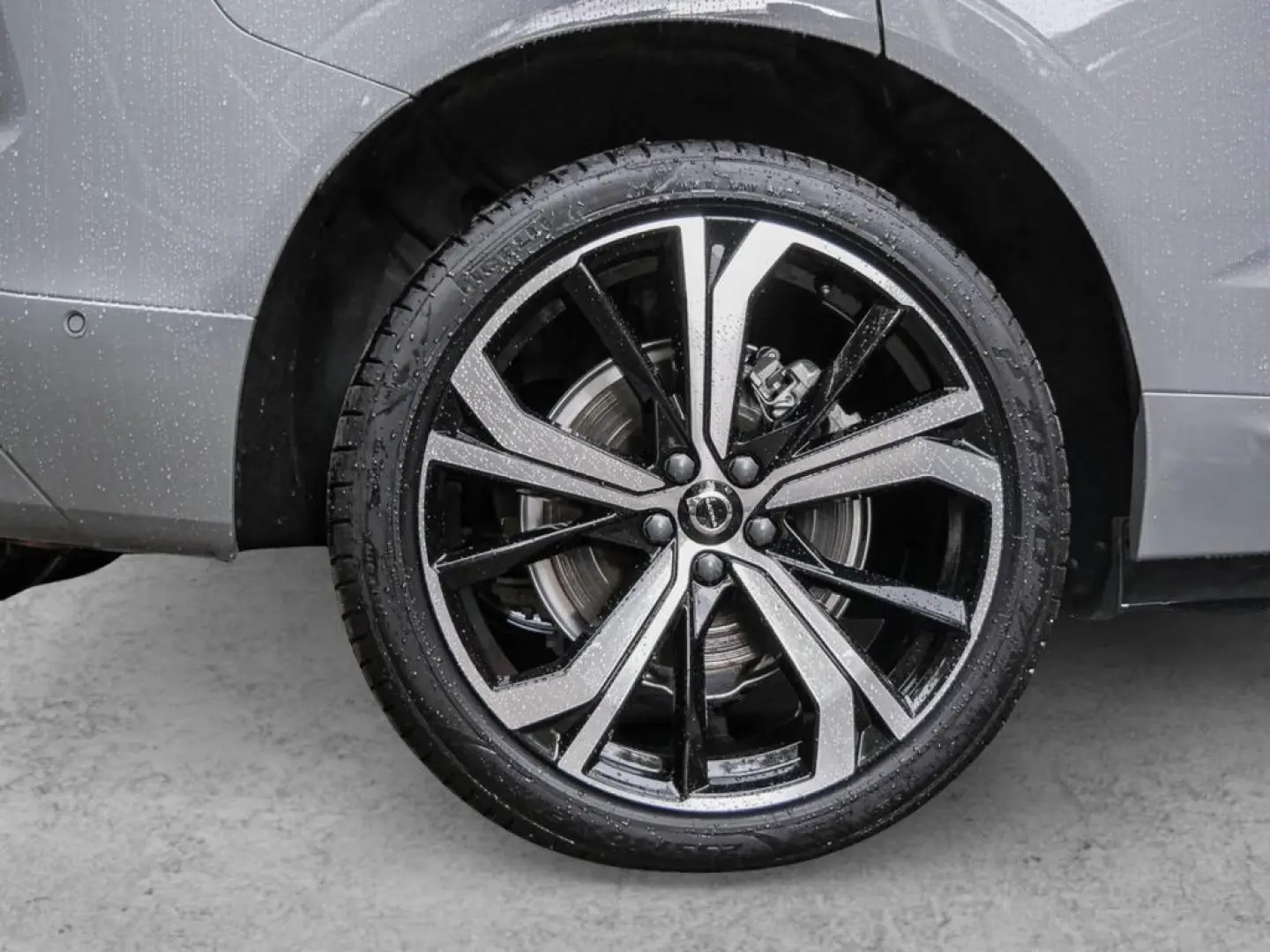 XC60 T8 Plus Dark Recharge Plug-In Hybrid AWD