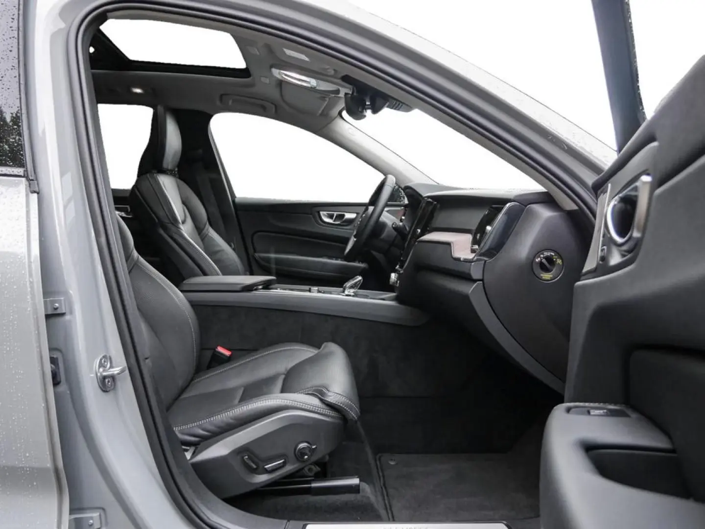 XC60 T8 Plus Dark Recharge Plug-In Hybrid AWD