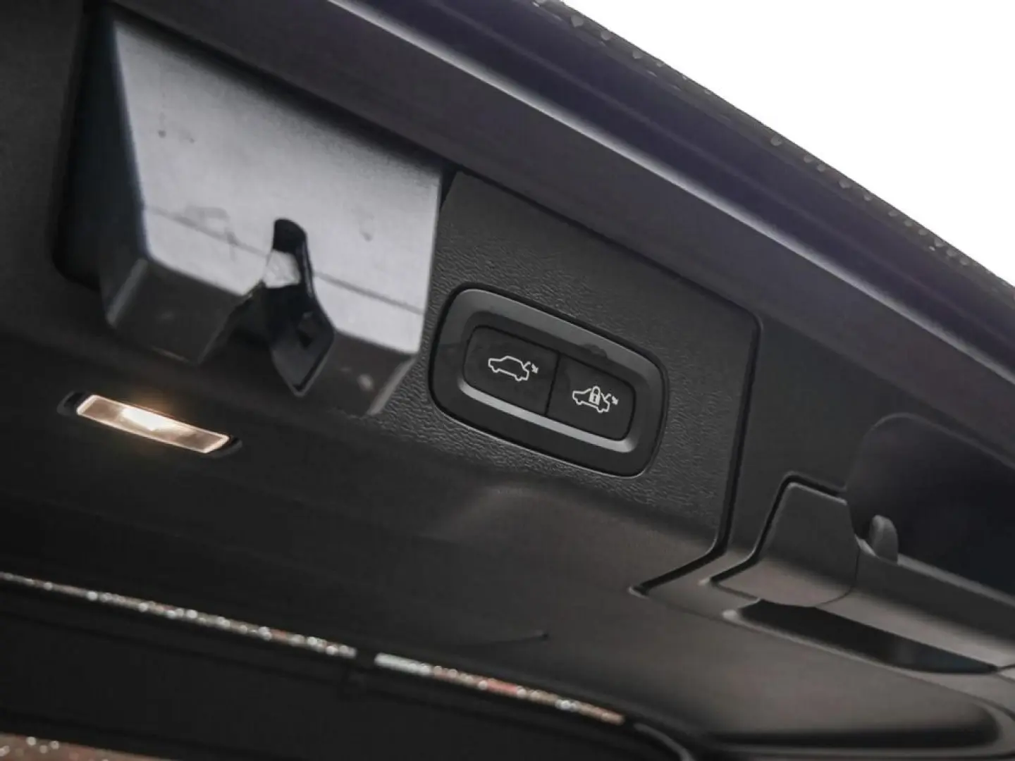 XC60 T8 Plus Dark Recharge Plug-In Hybrid AWD