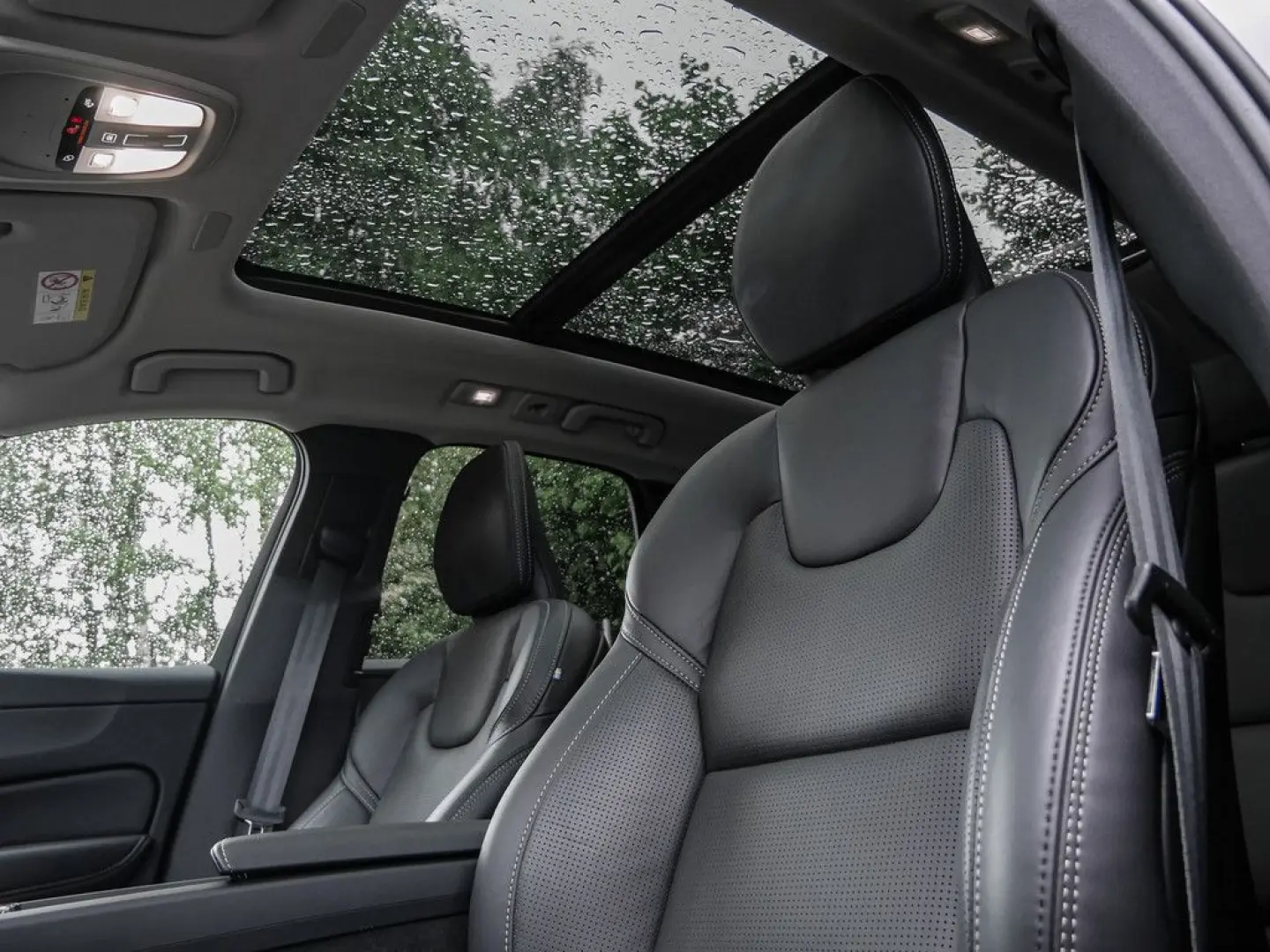 XC60 T8 Plus Dark Recharge Plug-In Hybrid AWD