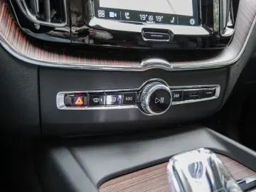 XC60 T8 Plus Dark Recharge Plug-In Hybrid AWD