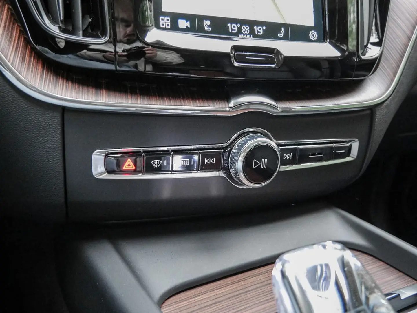 XC60 T8 Plus Dark Recharge Plug-In Hybrid AWD