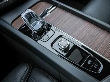 XC60 T8 Plus Dark Recharge Plug-In Hybrid AWD