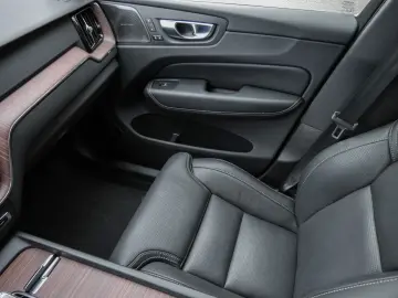 XC60 T8 Plus Dark Recharge Plug-In Hybrid AWD