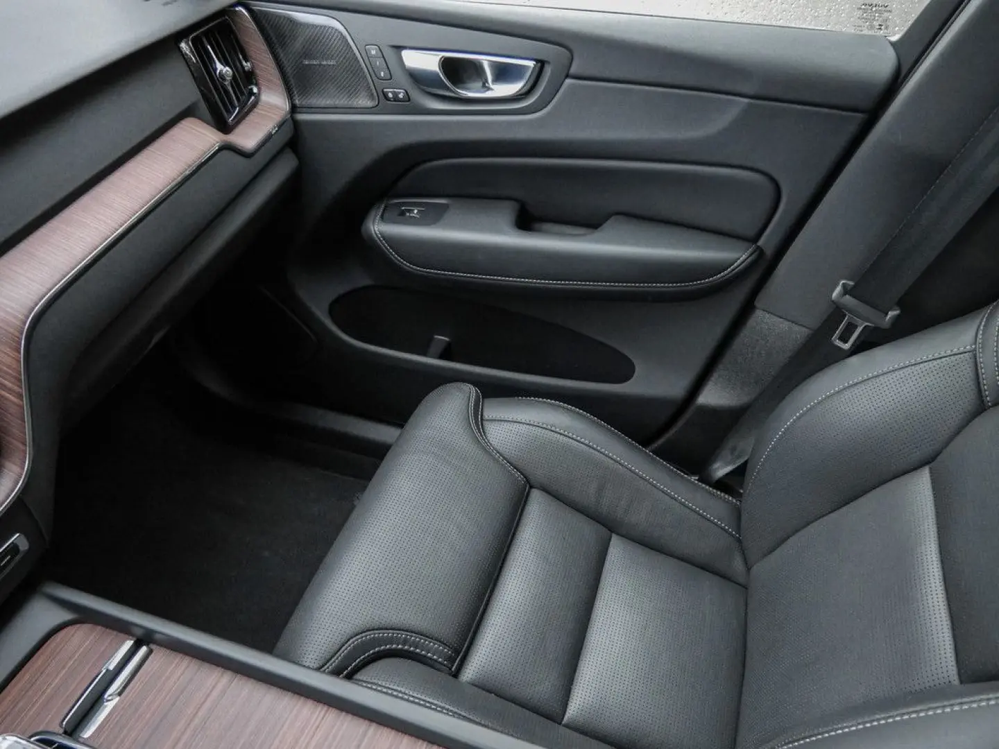 XC60 T8 Plus Dark Recharge Plug-In Hybrid AWD