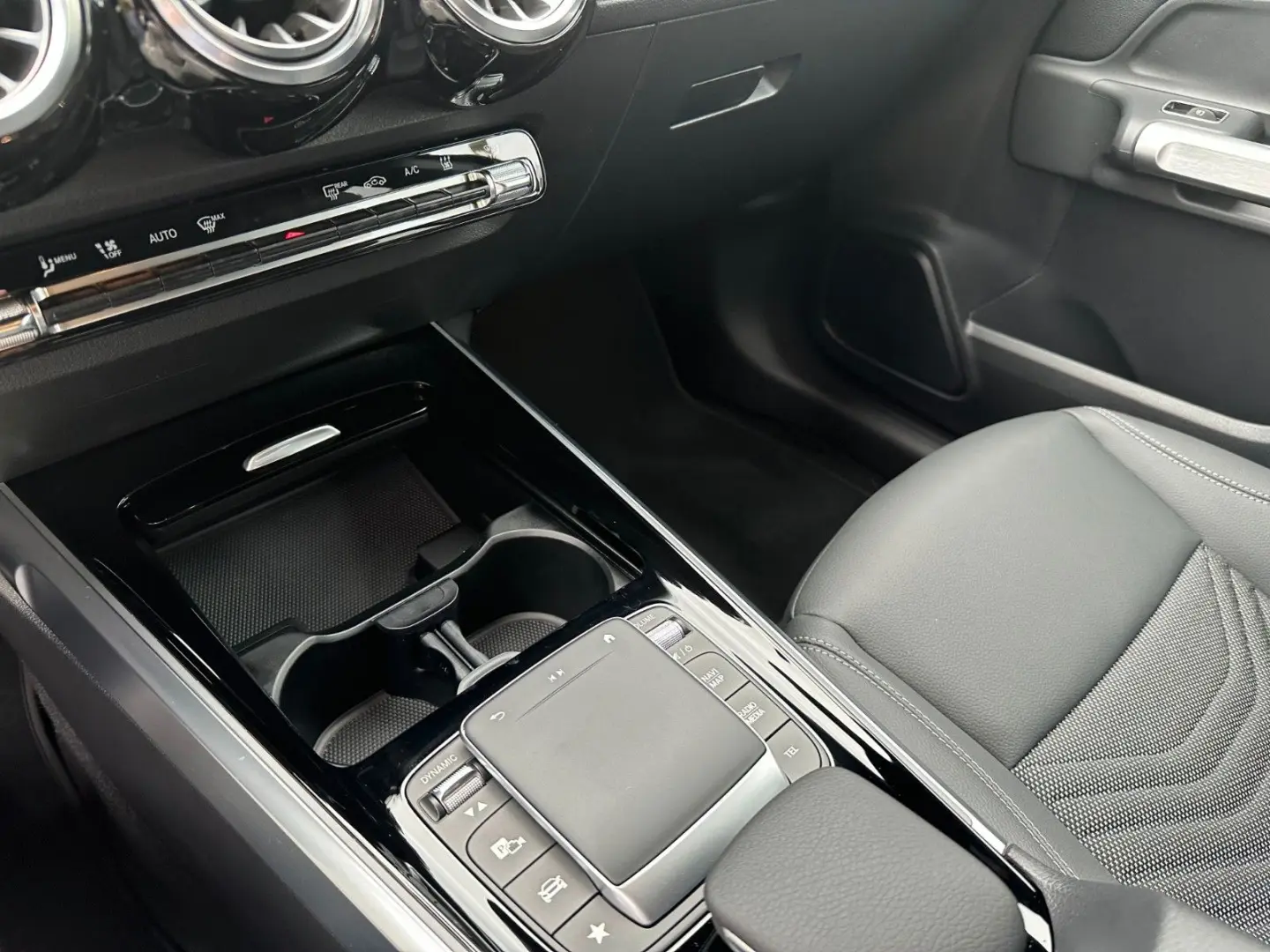 EQB 250 KAMERA+MBUX+CARPLAY