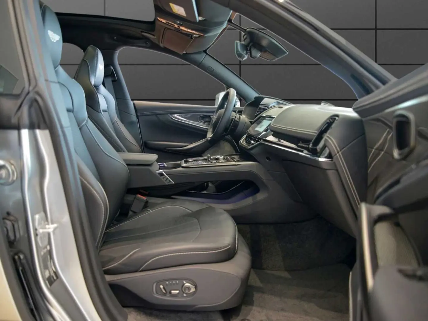 Aston Martin DBX707 MY 2025