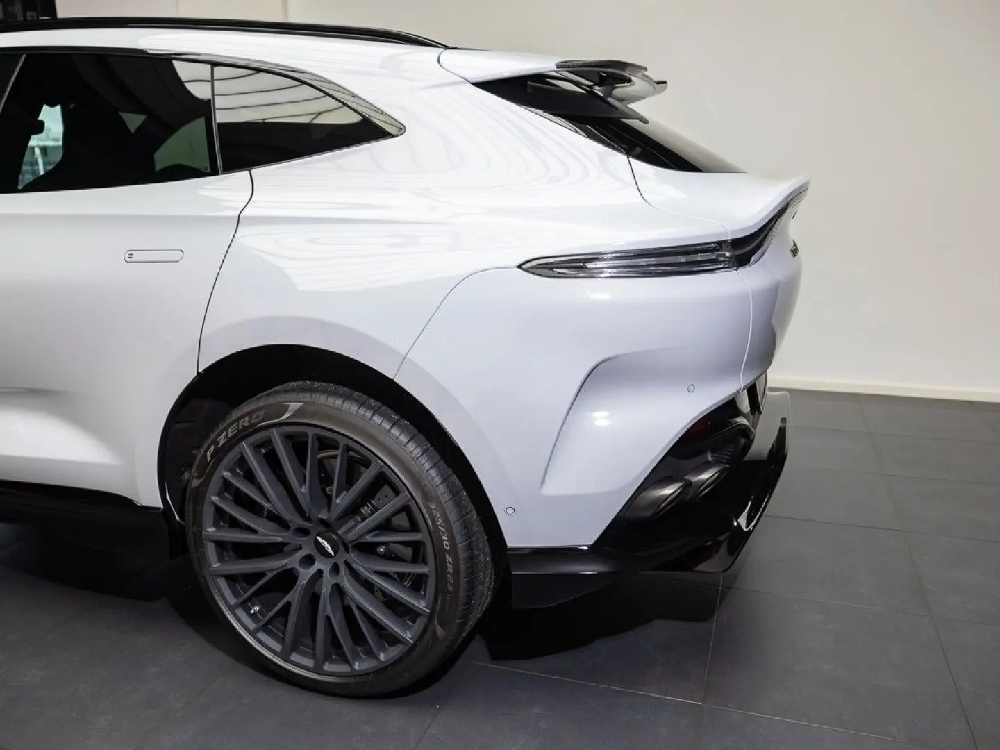 Aston Martin  DBX707 Q Edition - White Stone