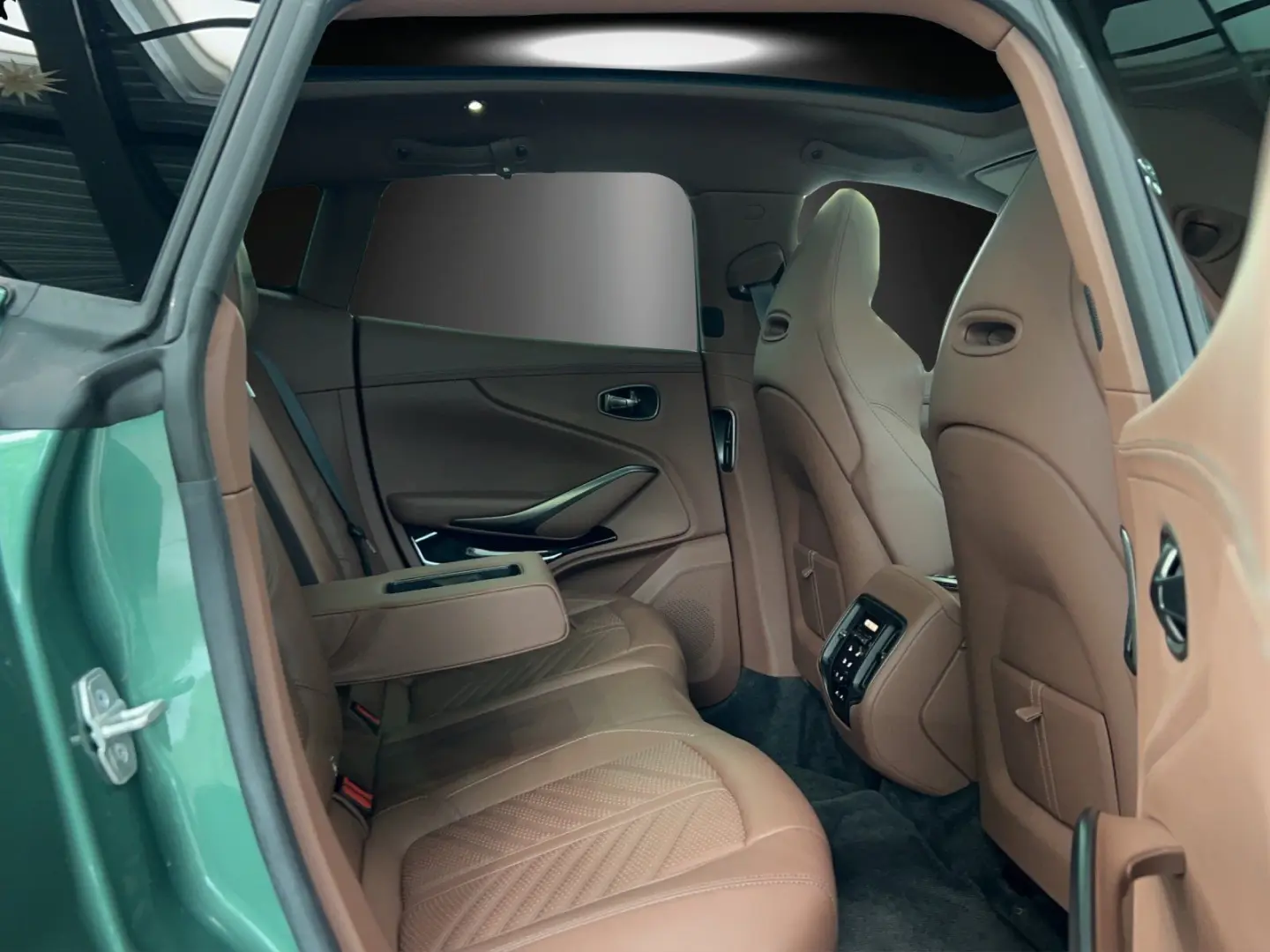Aston Martin DBX 707 Q (Tow Bar)  havana tan
