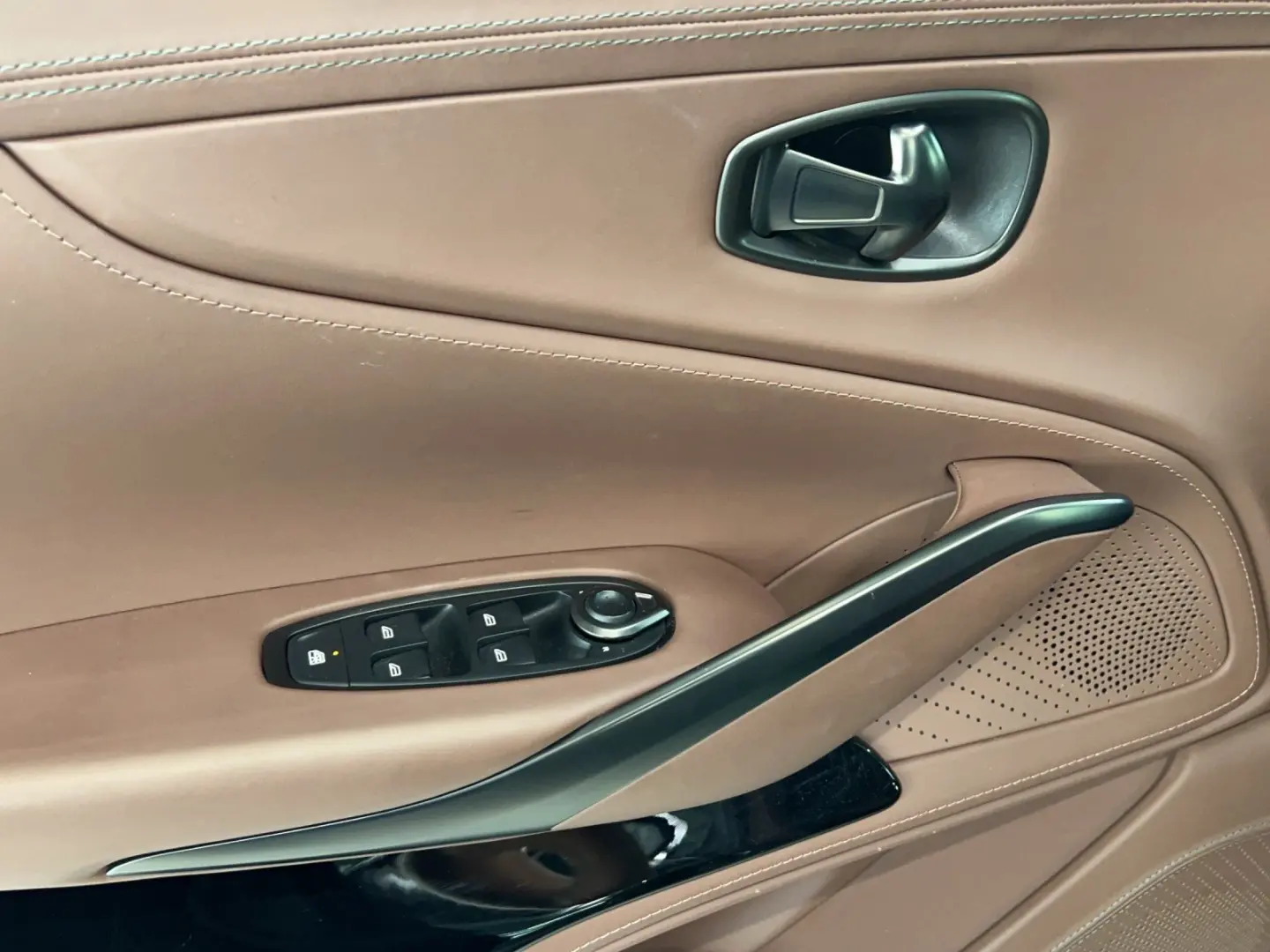 Aston Martin DBX 707 Q (Tow Bar)  havana tan