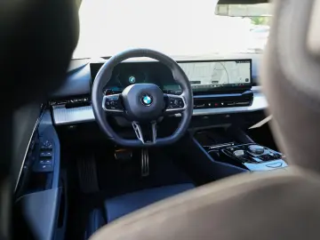 520d Limousine M Sport ACC AHK PanoDach HuD K360