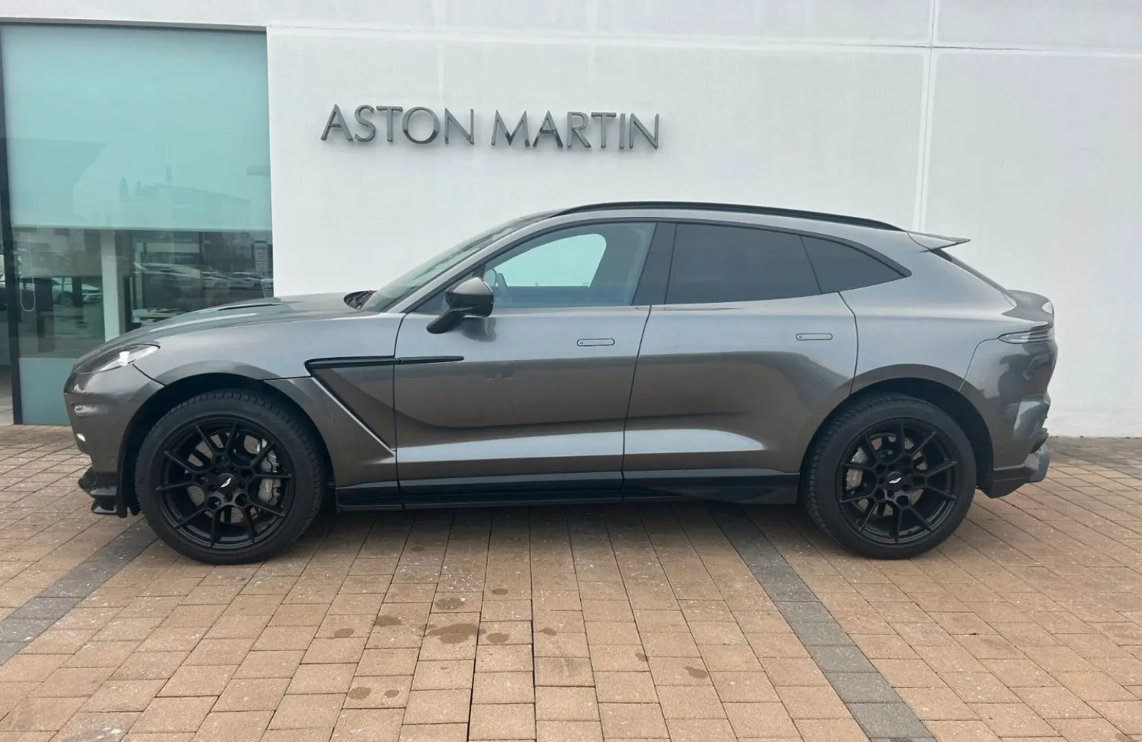 DBX707 - Aston Martin