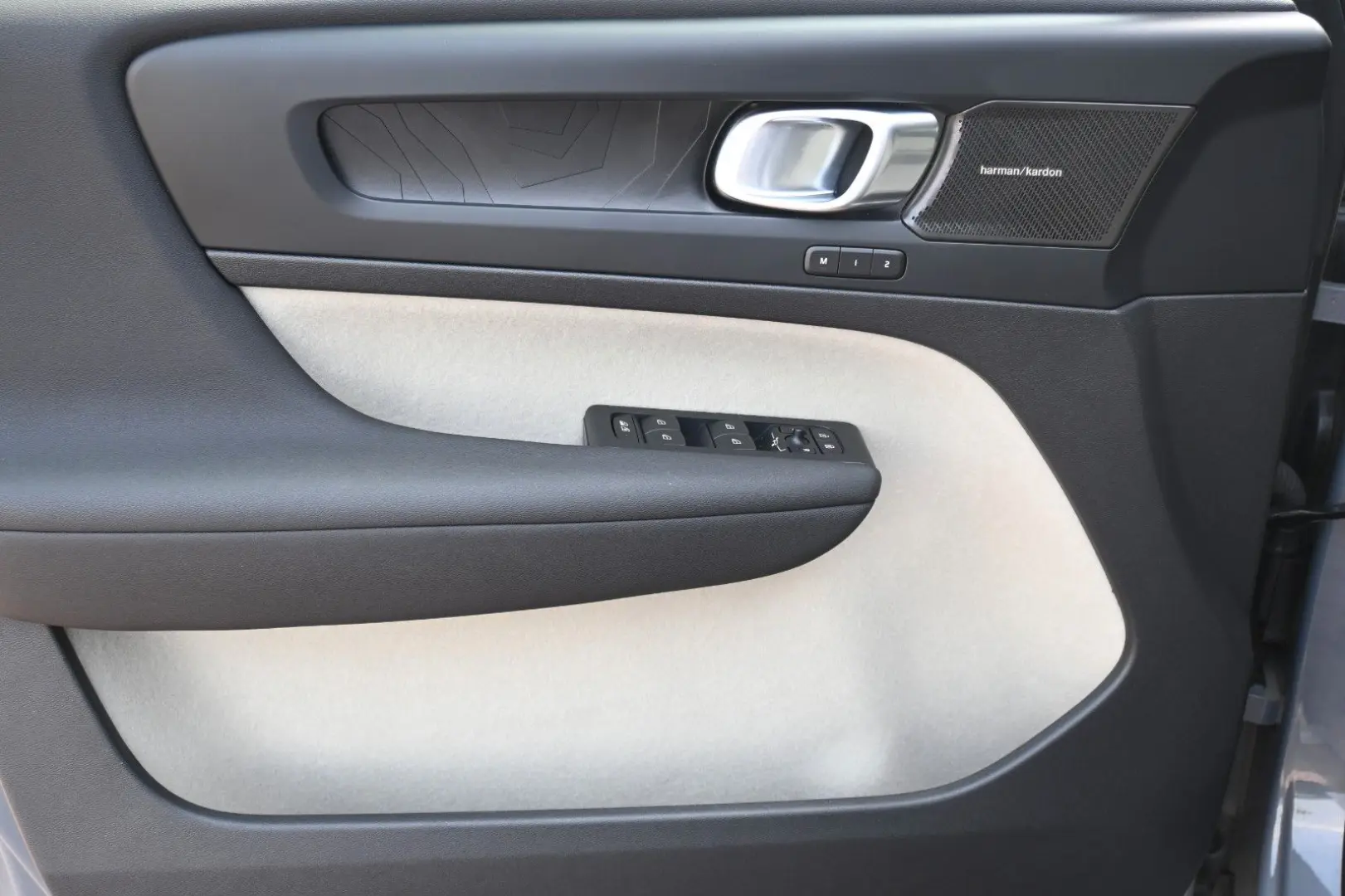 XC40 T5 Recharge Plug-In Hybrid Plus Bright