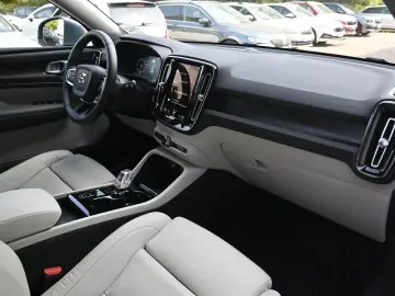 XC40 T5 Recharge Plug-In Hybrid Plus Bright