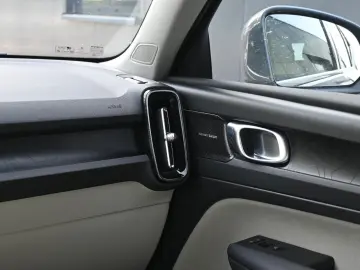 XC40 T5 Recharge Plug-In Hybrid Plus Bright