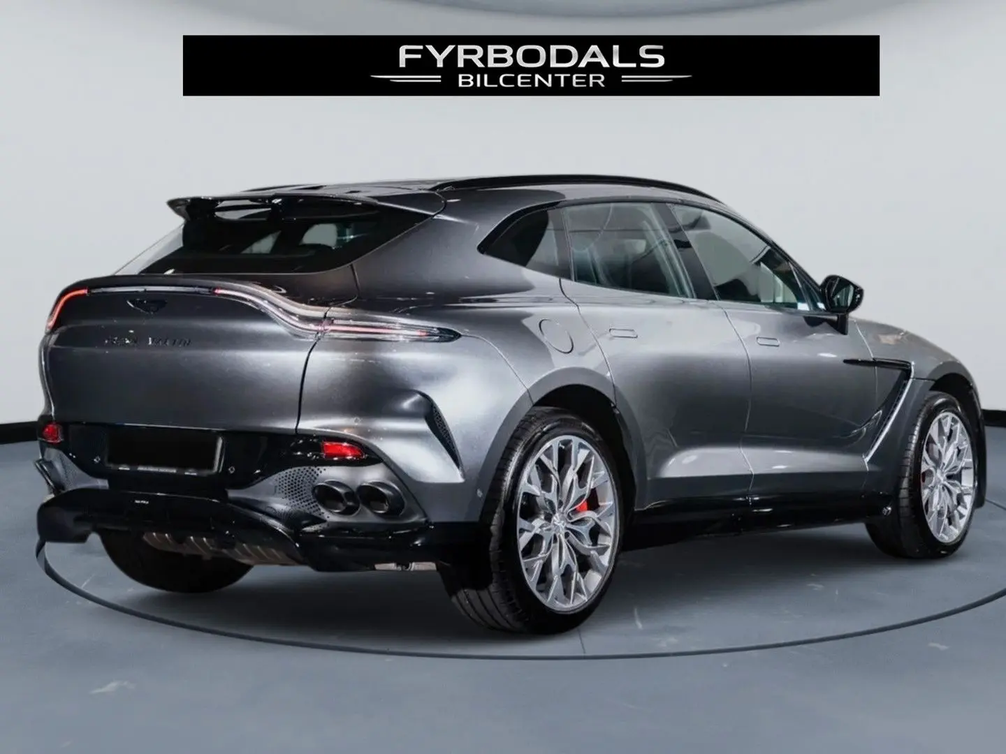 DBX 4.0 V8 707 hp AWD Magnetic Silver