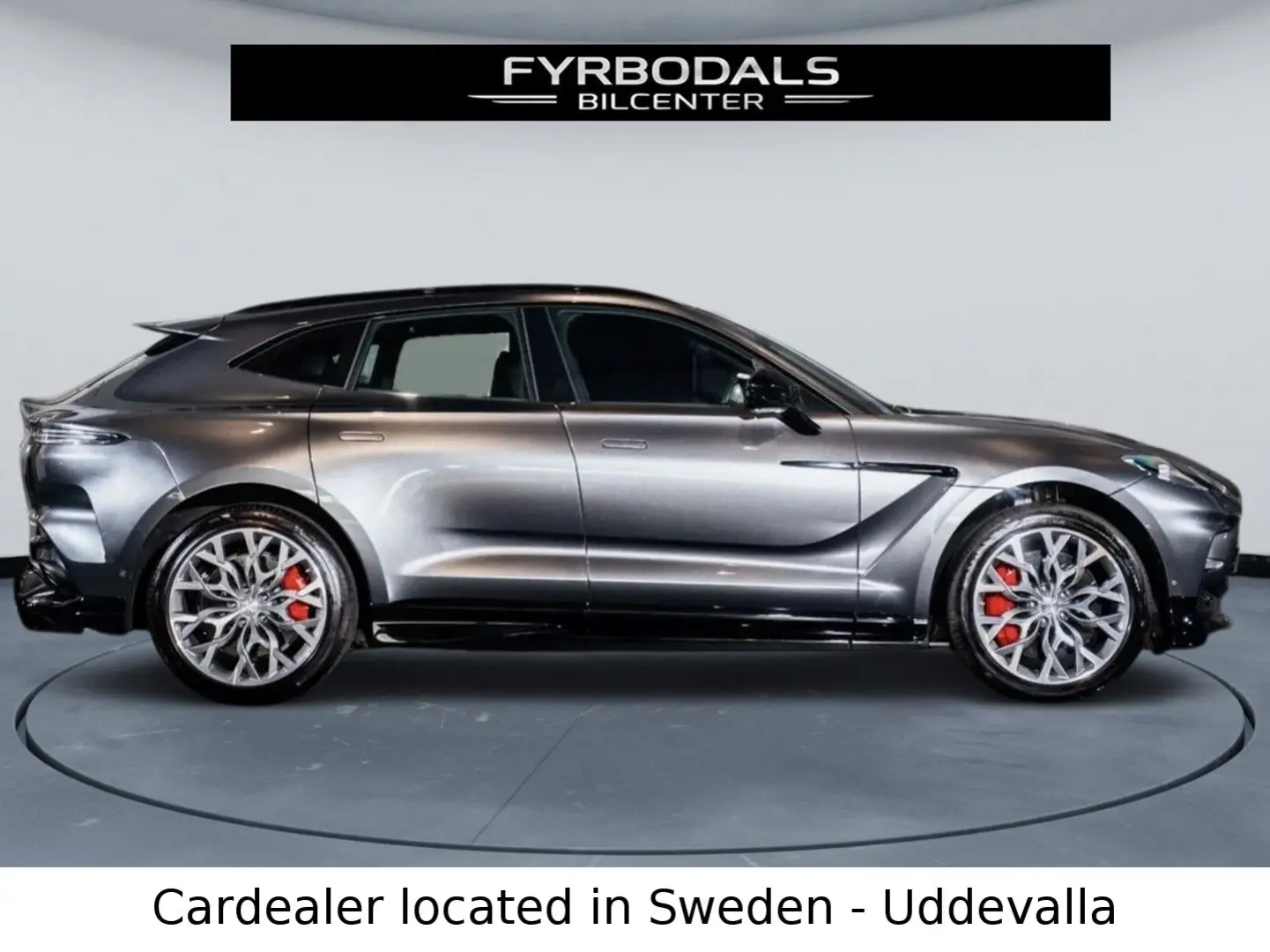 DBX 4.0 V8 707 hp AWD Magnetic Silver