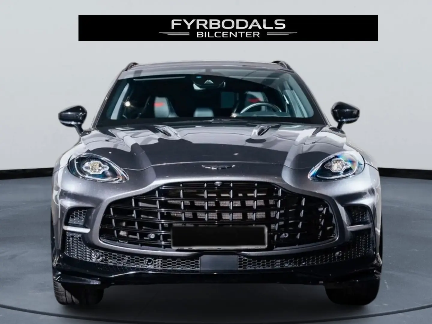 DBX 4.0 V8 707 hp AWD Magnetic Silver